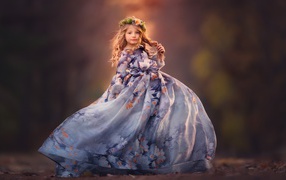 Маленькая девочка в красивом платье 