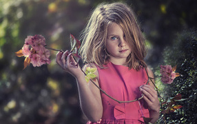 Маленькая девочка в розовом платье