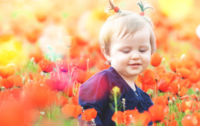 Маленькая девочка в красных цветах мака 