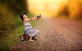 Маленькая девочка делает селфи на фотоаппарат