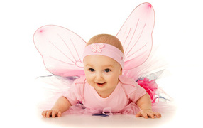 Маленькая девочка с крыльями феи на белом фоне