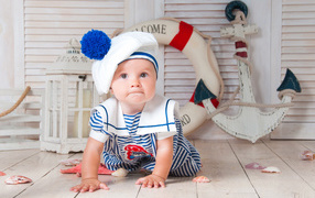 Милый младенец в униформе стилизованной под морячка