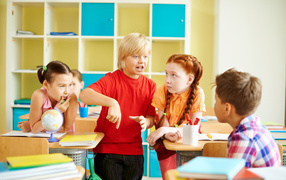 Маленькие дети школьники в классе