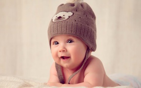 Улыбающийся младенец в шапке