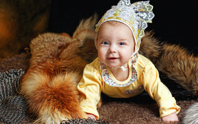 Улыбающаяся голубоглазая девочка в шапке