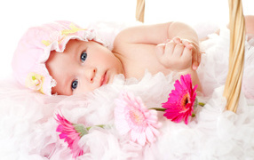 Милая девочка с шапке с тремя цветками герберы