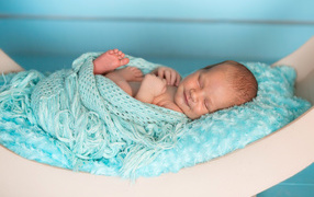 Грудной ребенок улыбается во сне