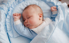 Спящий розовощекий младенец