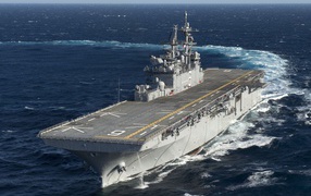 Большой военный корабль USS America (LHA-6)  в море