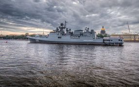 Большой российский фрегат Адмирал Макаров на воде