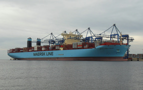 Большое грузовое судно Maersk Mc-Kinney Moller с контейнерами