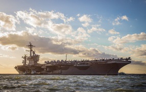 Авианосец USS George H.W. Bush (CVN-77) в океане 