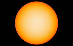 Яркое желтое солнце на черном фоне