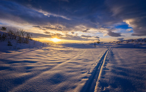Красивый зимний пейзаж под облачным небом