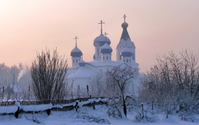 Старинный храм покрыт белым снегом 