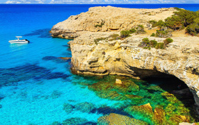 Кристальная вода и каменные пещеры мыса Греко,  Кипр 