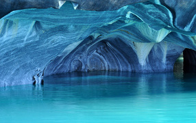 Мраморный собор пещера на берегу озера Хенераль-Каррера, Патагония Чили 