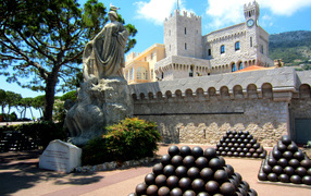 Statue near the prince's palace, Monaco