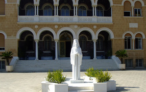 Статуя архиепископа Макариоса III, Никосия, Кипр  