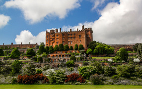 Вид на замок Powis Castle с красивыми садами, Великобритания