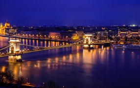 Вид на вечерний Цепной мост, Будапешт  