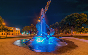 Красивый фонтан с голубой подсветкой в парке, город Брисбен. Австралия 