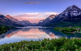Горы и озеро в национальном парке Уотертон-Лейкс, Канада 