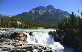 Вид на гору и водопад в национальном парке Джаспер, Канада 