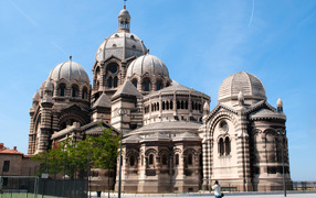 Кафедральный собор Марселя под голубым небом, Франция