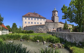 Красивый дом у пруда, Бавария. Германия