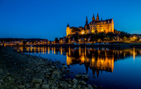 Вечерние огни замка Альбрехтсбург отражаются в воде, город Мейсен, Германия