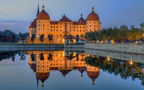 Moritzburg Castle is reflected in the water. Germany