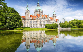 Мэрия New Town Hall отражается в воде, Ганновер, Германия 