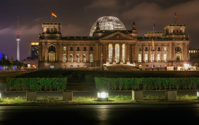 Здание Рейхстага вечером, Берлин, Германия 