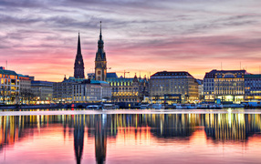 Здания вечернего города Гамбург отражаются в реке,  Германия 