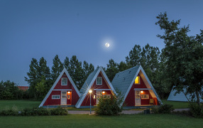 Необычные треугольные дома под ночным небом, Германия