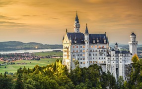 Красивый замок Нойшванштайн на рассвете, Германия 