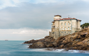 Старинное здание Boccale Castle на побережье, Италия