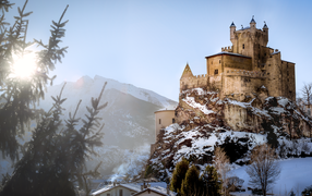 Старинный заснеженный замок Castello di Saint-Pierre, Италия 