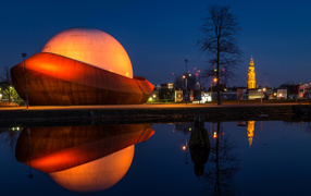 Красивое здание планетария в Гронингене. Нидерланды 