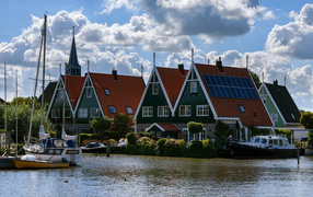 Красивый дом на причале у реки в городе West-Graftdijk, Нидерланды
