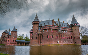 Пасмурное небо над замком Де-Хаар, Нидерланды
