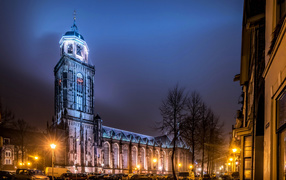 Храм в свете фонарей на ночной улице в городе Девентер, Нидерланды