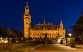 Дворец Мира в свете фонарей, Гааг. Нидерланды 