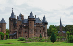 Вид на старинный замок Де-Хаар, Нидерланды