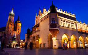 Старинный Мариацкий костёл вечером, Краков. Польша 