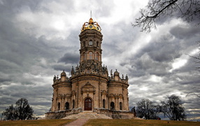 Beautiful Znamenskaya church, Dubrovitsy. Russia