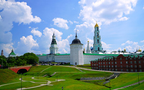 Зеленый газон у Троице-Сергиевой лавры летом, Россия 