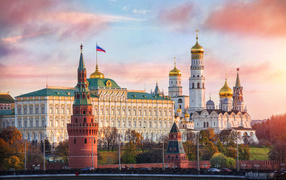 Вид на Московский кремль и Храм Христа Спасителя на рассвете, Россия 
