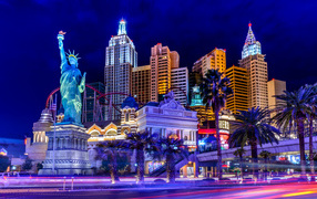 Houses and a statue of liberty in the night Las Vegas, USA